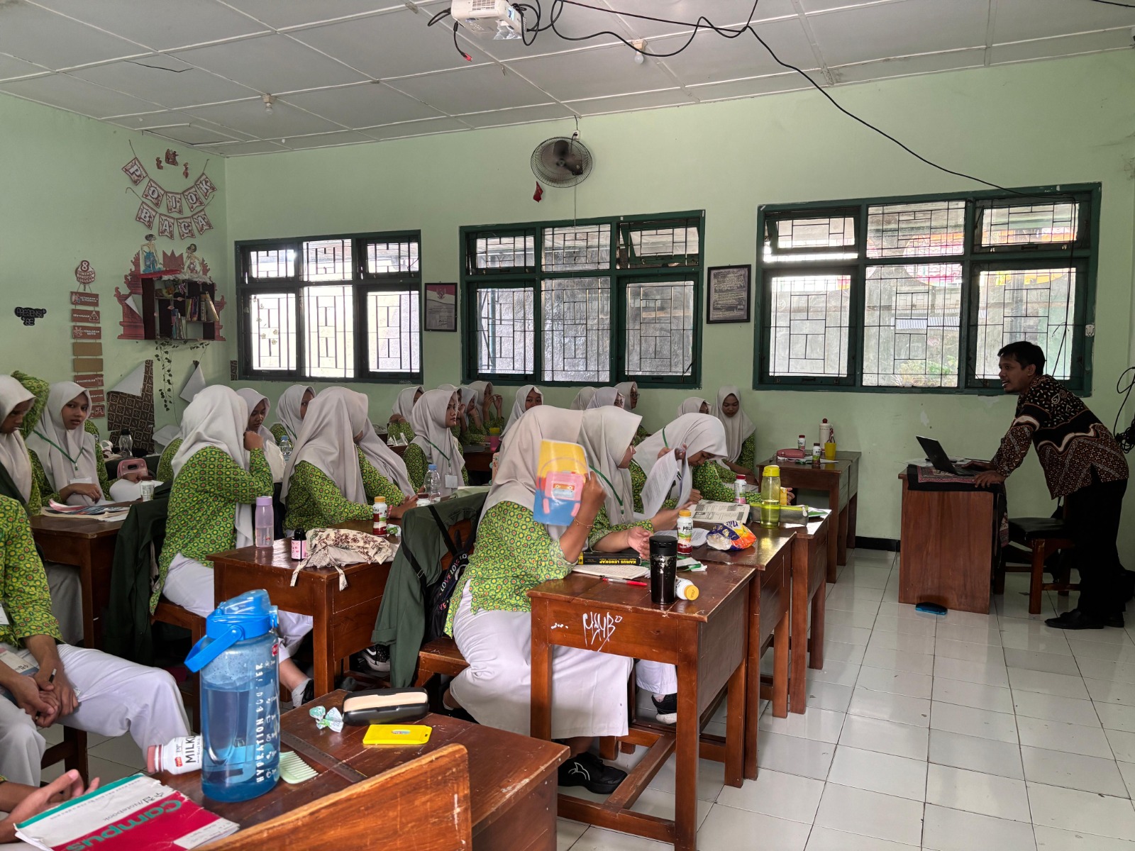 Murid Kelas IX MTsN 9 Bantul Ikuti Pendalaman Materi Bahasa Inggris Jelang TKAD